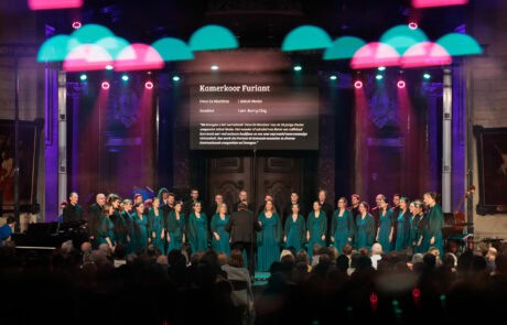 Chanter en groupe dans un cadre grandiose avec une chorale lors d’un festival international.