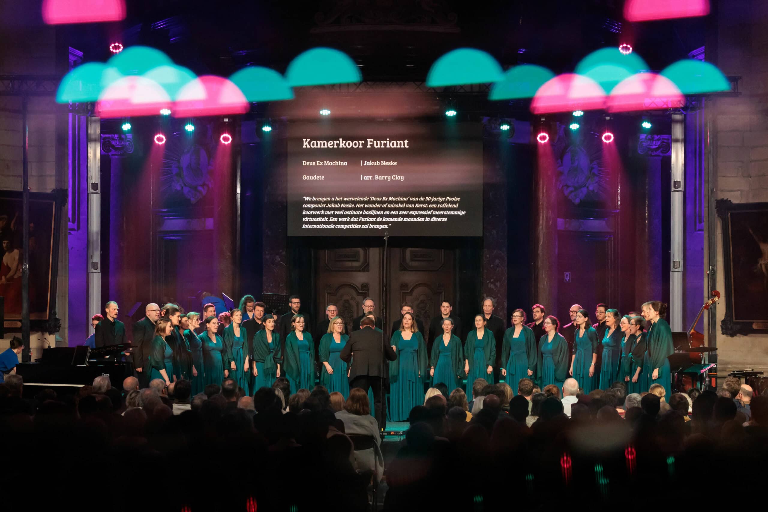 Chanter en groupe dans un cadre grandiose avec une chorale lors d’un festival international.