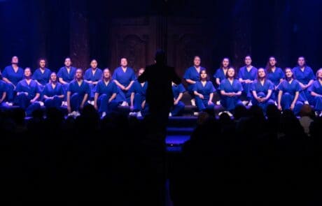 Choristes en représentation sur scène lors d’un concert organisé par une association.