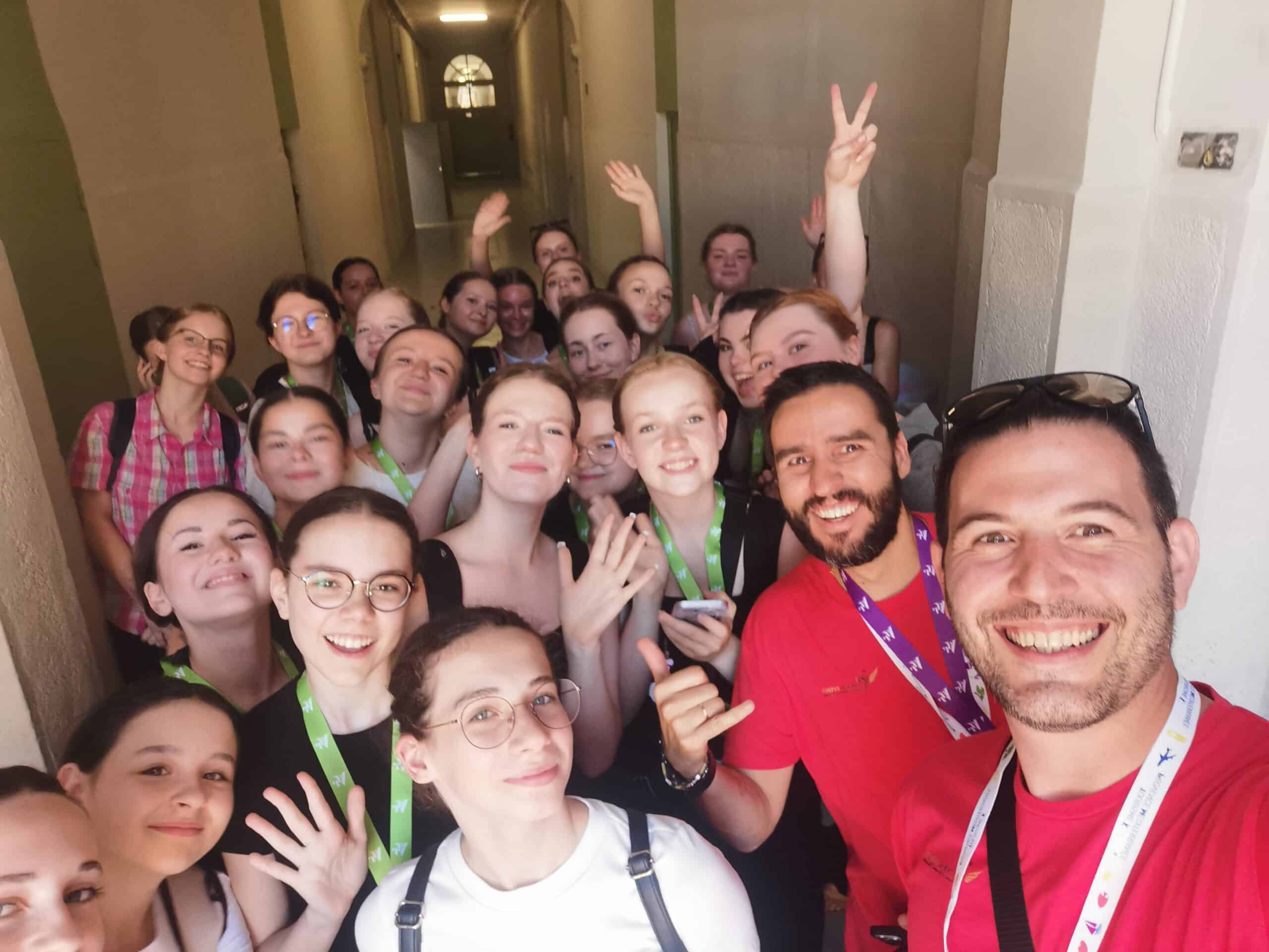 Sourire au soleil, symbole de l’accueil sincère et bienveillant d’Almaya Boutique Hotels