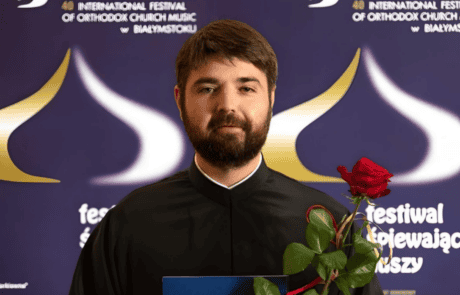 Homme avec rose rouge en visage noir.